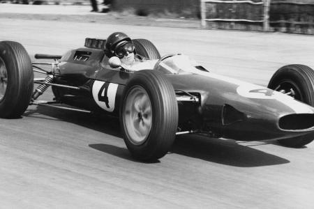Jim Clark - Der Schotte Jim Clark ist 1963 und 1965 nicht zu schlagen und fährt zu zwei Weltmeisterschaften. 1968 verunglückt Clark bei einem Formel-2-Rennen auf dem Hockenheimring tödlich.