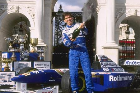 Damon Hill - Nachdem sich Hill 1994 und 1995 Schumacher geschlagen geben muss, rast der Brite 1996 endlich zum so lang ersehnten Titel. Dabei gewinnt er acht von 16 Rennen und hängt unter anderem Jacques Villeneuve und Michael Schumacher ab.