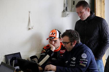 Über den Kart- in den Formelsport - Schon im Alter von acht Jahren dreht der junge Max seine ersten Runden im Kart. Und schon dabei immer an seiner Seite: Vater Jos. Nach unzähligen Erfolgen und diversen Meisterschaften wechselt er 2013 in den Formelsport. Über die so genannte 'Florida Winter Series' landet er 2014 in der europäischen Formel 3.