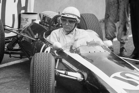 Phil Hill - Im letzten Rennen der Saison 1961 krönt sich Phil Hill zum ersten US-amerikanischen Weltmeister und beschert Ferrari den ersten Konstrukteurstitel. Allerdings profitiert Hill davon, dass sein ärgster Konkurrent, der Deutsche Wolfgang von Trips, im vorletzten Rennen tödlich verunglückt.