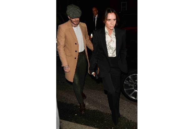 Zurzeit starrt die Weltöffentlichkeit auf Victoria Beckhams Handgelenk. Dort prangten nämlich einst die Initialen ihres Gatten David Beckham, doch die sind jetzt verschwunden. Gibt es etwa Ärger im Pa ... Zurzeit starrt die Weltöffentlichkeit auf Victoria Beckhams Handgelenk. Dort prangten nämlich einst die Initialen ihres Gatten David Beckham, doch die sind jetzt verschwunden. Gibt es etwa Ärger im Pa ...