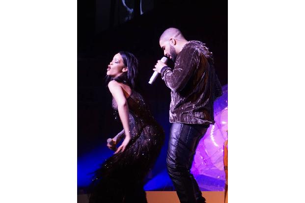 Was man eben so macht, wenn man aus dem Aquarium kommt: Rihanna und Drake ließen sich beide von Fischen inspiriert jeweils einen Hai stechen. Als die Sängerin 2021 mit A$AP Rocky zusammenkam, sah man an gleicher Stelle plötzlich eine Krone.