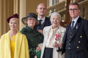 Prinz William zeichnet Vanessa Redgrave und Kates Leibwächterin aus