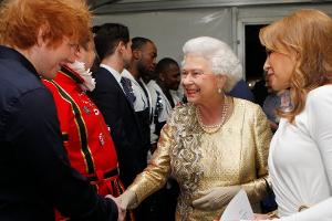 Die Queen und Ed Sheeran: Der wahre Grund für dieses Lächeln