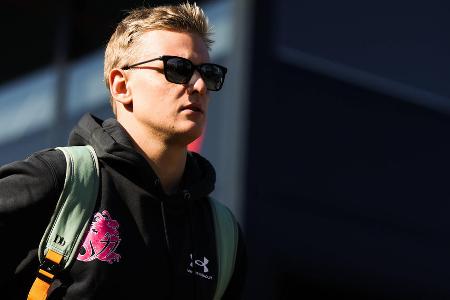 Aus bei Ferrari? - Im September machen Gerüchte die Runde, dass Schumacher nach der Saison aus dem Nachwuchsprogramm von Ferrari ausscheiden muss, zu dem er seit 2019 gehört. Scuderia-Teamchef Mattio Binotto dementiert die Berichte nicht und erklärt: 'In ein paar Rennen werden wir uns mit ihm zusammensetzen und eine Bilanz ziehen. Wir werden das gemeinsam mit Haas machen und so entscheiden, was das Beste für seine Zukunft ist.'