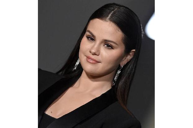Selena Gomez hatte sich ganz businesslike für einen Blazer entschieden. Während der Gala waren alle Augen auf die Sängerin und Schauspielerin sowie....