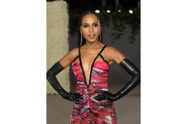 Tiefer Ausschnitt, schwarze Latex-Handschuhe: Kerry Washingtons Outfit von Prabal Gurung war ein echter Hingucker.