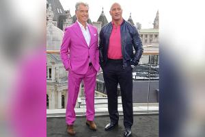 Pierce Brosnan stiehlt in pinkem Anzug "The Rock" die Show