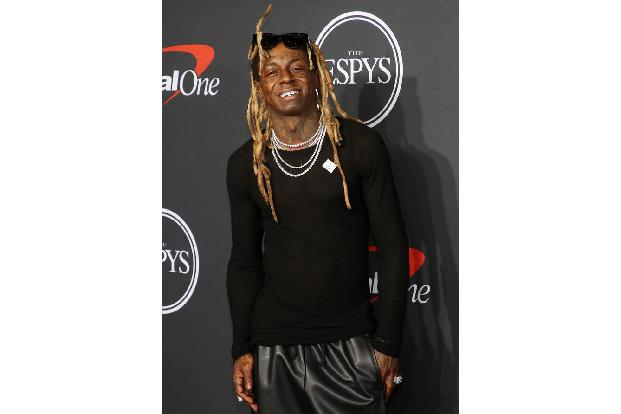 Lil' Wayne schrieb auf Social Media, er sei auf allen NBA-Spielen sowie Events des Basketball-Verbandes unerwünscht. Die NBA meldete sich daraufhin und dementierte.
