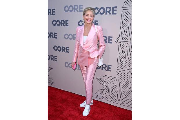 Diese Erfahrung machen nicht nur die Youngster im Showbusiness. Sharon Stone eröffnete ein Konto bei Bumble und wurde prompt gesperrt, weil gleich mehrere Nutzer es als fake gemeldet hatten. Nachdem d ...