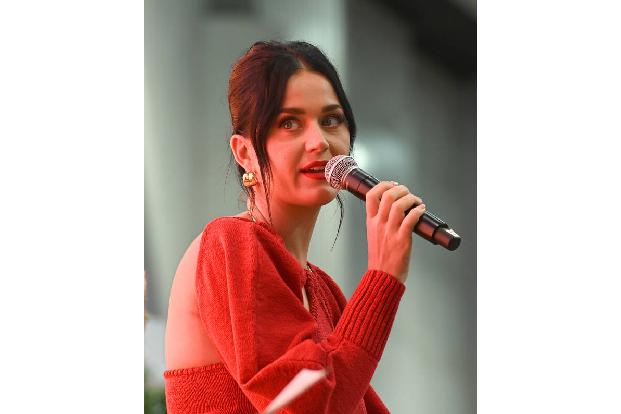 Katy Perry war einst so verrückt nach Tinder, dass sie sogar einmal ein Radiointerview vorzeitig beendete, weil sie wieder an ihr Smartphone wollte. Ihren Liebsten Orlando Bloom lernte sie aber dennoch in freier Wildbahn kennen.