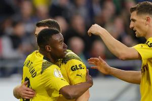 Dortmund und Freiburg mit Mühe im Achtelfinale
