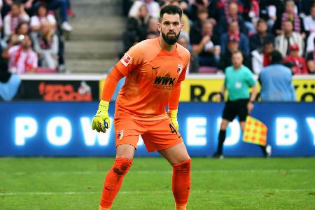 FC Augsburg - TOR: Tomas Koubek - Note: 2,5 - Vertrat Stammkeeper Gikiewicz im Kasten der Hausherren trotz der fünf Gegentore insgesamt gut. Wehrte zehn Schüsse auf sein Tor ab. Zeigte gegen Mané sogar eine Sensationsparade (30.). Machte vor dem 1:1 allerdings die kurze Ecke auf und sah dort nicht so gut aus (27.).