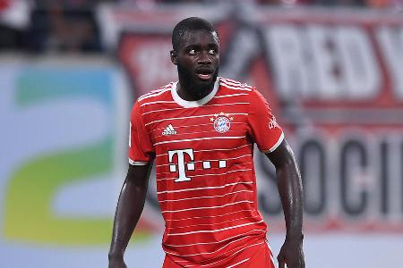 Dayot Upamecano - Note: 3,0 - Ließ sich bei der ersten Chance des FCA von Demirovic zu leicht ausspielen (2.). Ansonsten im Stellungsspiel ohne größere Schwächen. Verteidigte gerade die Eins-gegen-eins-Aktionen sehr intelligent und drängte seine Gegenspieler vielfach in ungefährliche Räume. Traf Mitte der zweiten Halbzeit allerdings unglücklich ins eigene Tor (65.).