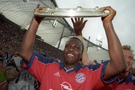Platz 10: Samuel Kuffour - Sorgte nicht nur mit seiner Performance des Songs 'Wir wollen rot-weiße Trikots' für Begeisterung, sondern überzeugte auch als Innenverteidiger. Spielte sich aus der U19 bis zu den Profis hoch und stand letztlich in 277 Partien für den FC Bayern auf dem Platz.