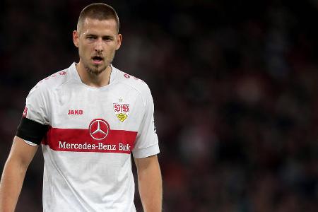 Waldemar Anton - Note: 5,5 - Konnte die Abwehr der Stuttgarter praktisch nie stabilisieren. Wusste gegen die flexible BVB-Offensive manchmal nicht, wer sein Gegenspieler war. Sein Versuch der Zonenverteidigung ging viel zu oft schief. Bei allen Gegentoren aus dem Spiel zu passiv.