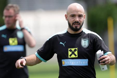 Onur Cinel - Der 37-Jährige gilt als echtes Trainertalent. Das wissen sie auch auf Schalke. Dort hat Cinel seit 2012 mehrere Jugendteams trainiert. In der vergangenen Saison führte der gebürtige Essener Schalkes B-Jugend zur Deutschen Meisterschaft. Seit diesem Sommer ist er zusätzlich Co-Trainer der österreichischen Nationalmannschaft unter Ralf Rangnick.