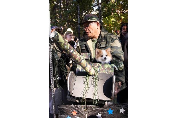 Ein kleiner Vierbeiner fuhr sogar im eigenen Panzer vor.