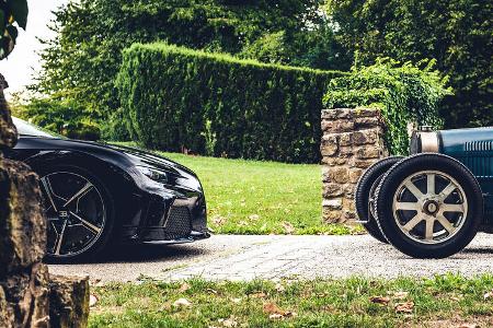 Bugatti Chiron und Vorkriegs-Sammlung, Gruppenbild im Park von Château Saint Jean in Molsheim.