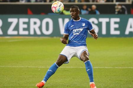 Stanley Nsoki - Note: 4,0 - Starkes Laufduell mit Upamecano in der 13. Minute. Da hätte es auch Foul für Hoffenheim geben können - und somit einen Freistoß aus gefährlicher Position. Sein Fehlpass vor dem 0:2 war fatal, auch wenn die Bayern ordentlich Druck ausübten.