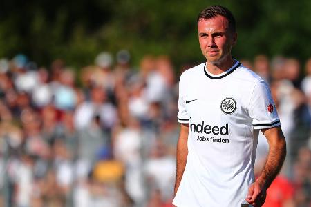 Mario Götze - Note: 2,0 - Gab eine weitere WM-Bewerbung ab. Entwickelte deutlich mehr Bindung zum Spiel als Lindström. Machte die Bälle clever fest und hatte gerade im Verbund mit Kamada gute Einfälle. Am Sechzehner fehlte mehrfach nur das letzte Quäntchen zum Tor. Wurde einmal einschussbereit im letzten Moment von Hummels gestoppt (14.), einmal klärte Schlotterbeck auf der Linie (57.).