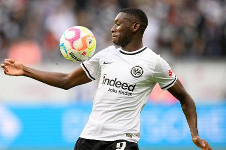 ANGRIFF: Randal Kolo Muani - Note: 2,0 - Setzte mit Tempo und feiner Technik viele Nadelstiche und war in diesen Szenen nur schwer vom Ball zu trennen. Leitete wiederholt Angriffe entscheidend mit ein. Setzte vor dem 1:1 Kamada in Szene (26.). Der Pfosten verhinderte ein überragendes Lupfertor (42.). Hätte nach der Pause zwingend einen Treffer erzielen müssen.