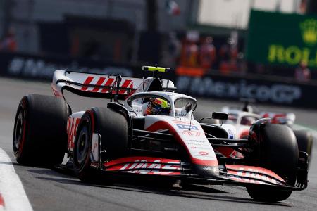 Noten und Einzelkritik zum Großen Preis von Mexiko - Max Verstappen wiederholt seinen Vorjahressieg und gewinnt auch 2022 in Mexiko. Mit seinem 14. Sieg in dieser Saison stellte er zudem auch einen neuen Rekord an Rennsiegen in einer Saison auf. Lewis Hamilton und Sergio Pérez komplettierten das Podest. Sebastian Vettel und Mick Schumacher waren chancenlos. Alle F1-Stars in der Einzelkritik: