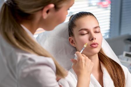 Botox oder Hyaluronsäure? Wann welche Behandlung sinnvoll ist Botox oder Hyaluronsäure? Wann welche Behandlung sinnvoll ist