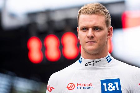 Schumacher hängt hinterher - Der Deutsche hingegen hängt in den ersten Rennen hinterher, kann mit seinem neuen Kollegen zu Saisonbeginn nicht mithalten. Stattdessen sorgt er mit Crashs in Saudi-Arabien und Monaco für Aufsehen, leistet sich zahlreiche Fahrfehler, die bei Teamchef Günther Steiner und unter den F1-Experten zu Kritik führen.