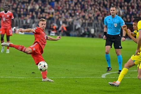 MITTELFELD: Joshua Kimmich - Note: 2,0 - Bekam im Zentrum deutlich mehr Zeit am Ball als in den letzten Champions-League-Spielen. Riss das Geschehen deshalb oft an sich. Setzte im Passspiel Impulse, brachte auch selbst Torgefahr. Bereitete mit seinem Standard den Führungstreffer vor (32.).