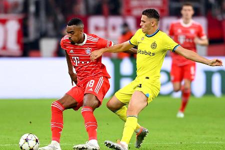 Ryan Gravenberch - Note: 4,0 - Durfte diesmal etwas offensiver als sonst auf der Zehnerposition ran. Traute sich am Ball aber häufig zu wenig zu. Hatte im Konterspiel seine Momente, in Sachen Torschussbeteiligungen allerdings der schwächste Offensivspieler der Bayern.