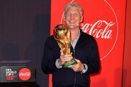 Das ist die WM-Wunschelf von Bastian Schweinsteiger - Rio-Weltmeister Bastian Schweinsteiger hat in 'Sport Bild' Fußball-Bundestrainer gespielt und seine DFB-Wunschelf für die WM in Katar nominiert. Mit dabei: Allein sechs Stars vom FC Bayern, dem früheren Klub des heute 38-jährigen TV-Experten. Borussia Dortmund stellt hingegen nur zwei Akteure: Das ist die WM-Wunschelf von Bastian Schweinsteiger - Rio-Weltmeister Bastian Schweinsteiger hat in 'Sport Bild' Fußball-Bundestrainer gespielt und seine DFB-Wunschelf für die WM in Katar nominiert. Mit dabei: Allein sechs Stars vom FC Bayern, dem früheren Klub des heute 38-jährigen TV-Experten. Borussia Dortmund stellt hingegen nur zwei Akteure: