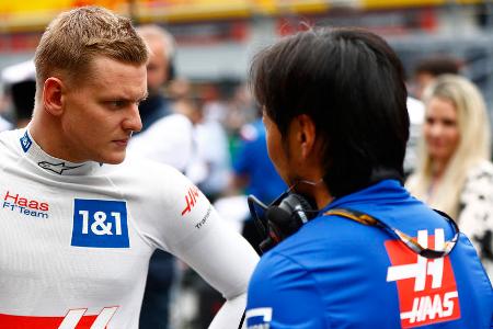 Schumacher im Wartestand - Nach den guten Ergebnissen wird in den Medien über eine Verlängerung spekuliert. Steiner bremst aber die Erwartungen. Vollzug gibt es frühestens nach der Sommerpause, heißt es vom Teamchef. Außerdem dementiert der Südtiroler Spekulationen, nach denen angeblich Ferrari die Verfügungsgewalt über Schumachers Platz hat und Haas nur ein 'Mitspracherecht' besitzt.