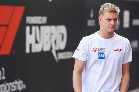 Schumacher in aller Munde, aber nie konkret - Schumachers Name taucht derweil als Kandidat für zahlreiche Cockpits auf. AlphaTauri ist im Rennen, entscheidet sich aber später nach dem Gasly-Wechsel für Nyck de Vries und verlängert zudem mit Yuki Tsunoda, der lange Wackelkandidat war. Gasly wiederum geht zu Alpine, wo Schumacher zumindest am Rande genannt wurde. Die Optionen des Deutschen schrumpfen.