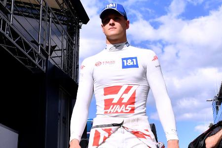 Gerüchte um Aston Martin - Trotz der Anlaufschwierigkeiten werden im Mai Gerüchte laut, Schumacher könnte bei Aston Martin das Cockpit von Sebastian Vettel übernehmen. Zu diesem Zeitpunkt hat der Vierfachweltmeister seinen Abschied noch gar nicht bekanntgegeben. Monate später, als Vettels Aus öffentlich wird, verpflichtet Aston Martin jedoch Fernando Alonso.