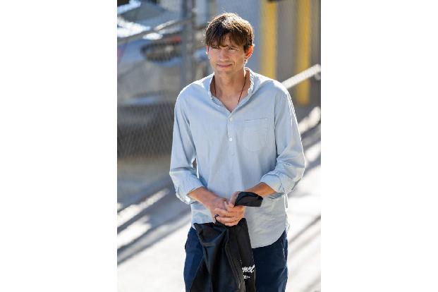 Zeigt her eure Füße: Ashton Kutcher hat Schwimmhäute zwischen den Zehen.