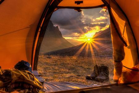 Abenteuer im Herbst: Das muss beim Zelten mit