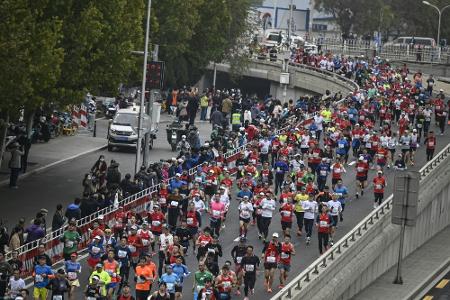 Über 30.000 Läufer bei Rückkehr von Peking-Marathon Über 30.000 Läufer bei Rückkehr von Peking-Marathon