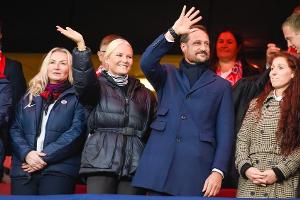Nach Sorge um ihre Gesundheit: Mette-Marit beim Fußball in Oslo