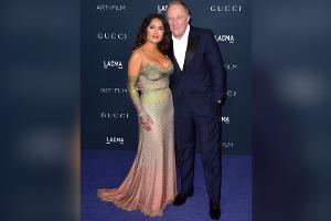 Salma Hayek begeistert in einem Ombré-Kleid mit Mega-Ausschnitt