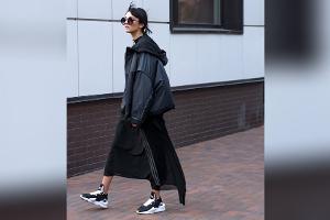 Schwarze Sneaker sind das Must-have im Herbst 2022