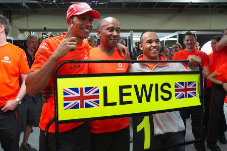 Diese F1-Stars starteten bei Hamiltons erstem WM-Coup - Mit Platz 5 beim Großen Preis von Brasilien am 2. November 2008 krönte sich Lewis Hamilton im McLaren-Mercedes nach einem der spannendsten Grands Prix aller Zeiten erstmals zum Formel-1-Weltmeister. Gleich vier deutsche Fahrer saßen damals in den Autos der Königsklasse. Das war das Rennergebnis: Diese F1-Stars starteten bei Hamiltons erstem WM-Coup - Mit Platz 5 beim Großen Preis von Brasilien am 2. November 2008 krönte sich Lewis Hamilton im McLaren-Mercedes nach einem der spannendsten Grands Prix aller Zeiten erstmals zum Formel-1-Weltmeister. Gleich vier deutsche Fahrer saßen damals in den Autos der Königsklasse. Das war das Rennergebnis: