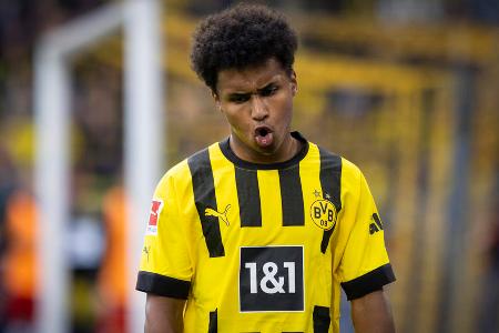 Karim Adeyemi (Borussia Dortmund) | 20 | 4 A-Länderspiele (ein Tor) - Beim BVB noch überhaupt nicht angekommen, sein erstaunlich großes Selbstbewusstsein entspricht seinen Leistungen bislang nicht. Bundestrainer Flick soll dem Youngster zuletzt eher kritisch gegenübergestanden haben. Hinzu kommt, dass Adeyemi dem gesuchten Profil mangels Physis nicht entspricht.