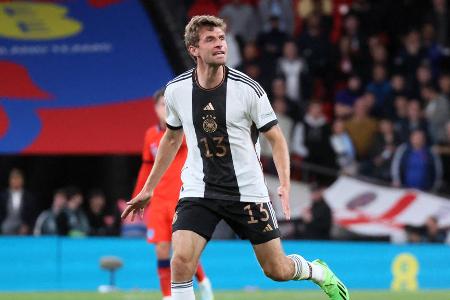 Thomas Müller (FC Bayern) | 33 | 118 A-Länderspiele (44 Tore) - In der Offensive vielseitig einsetzbar, spielte beim FC Bayern auch mehrfach auf der Neun in dieser Saison. Könnte für Flick eine Option sein, wenn er keinen klassischen Mittelstürmer in vorderster Front bevorzugt. Fiel zuletzt allerdings mit Hüftproblemen aus.