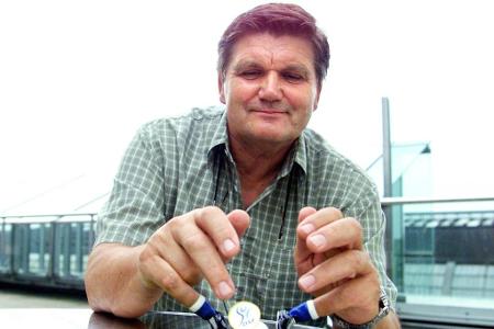 'Das kann ich jetzt nicht sagen. Sonst bekomme ich Probleme, wenn meine Frau an Heiligabend mit dem Päckchen mit der Feinripp-Unterwäsche ankommt.' (Auf die Frage, ob das Remis bei den Bayern das schönste Weihnachtsgeschenk sei)