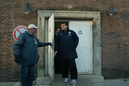 'Wenn Du Fußball machst, dann lässt Dich der Beruf nicht mehr frei. Man entwurzelt sozial ein bisschen. Geh' mal abends ins Theater, wenn Du drei Mal verloren hast. Da bist Du ein Laune-Schreck.' (Über die Nachteile des Trainerdaseins)