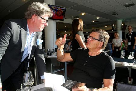 <p>'Der Butterkuchen hier ist wirklich ausgezeichnet. Den hat bestimmt Frau Demuth gebacken.' (Auf einer Pressekonferenz in St. Pauli, Trainer der Hamburger war Dietmar Demuth)</p>