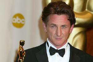 Schauspieler Sean Penn verleiht seinen Oscar an Wolodymyr Selenskyj
