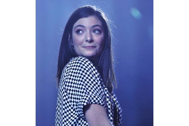 …Sängerin Lorde weiß nur zu gut, was Lampenfieber ist, denn sie erwischt es oft so schlimm, dass sie sich vor Konzerten übergeben muss. Da kann sie sich noch so sehr einreden, dass alles gut wird und ihre Fans ihr zujubeln werden. Willkommen im Club…