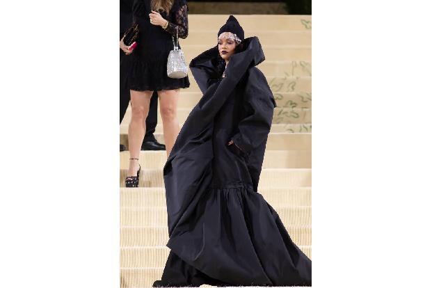…Sängerin Rihanna bekannte sich offen zu ihrem Lampenfieber, findet aber, dass es ein notwendiges Zeichen sei, wie ernst man seinen Job nehme. Ein alkoholisches Mixgetränk beruhigte oftmals ihre Nerve ...